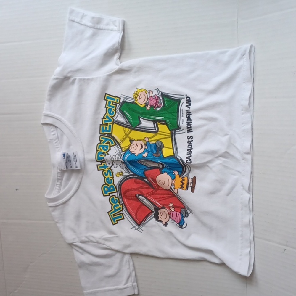 4/$30 White Wonderland Tee - Size XS (Youth)